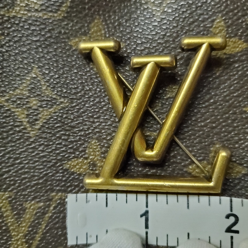 GWP LV Brooch, 2" Beautiful Gold Finish. Tarnish Free - Picture 4 of 4